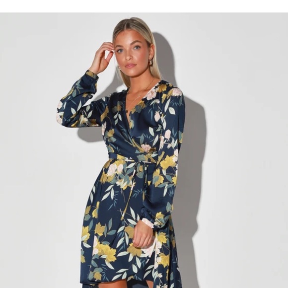 Lulu’s wrap dress size medium - Picture 2 of 4